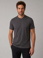 CAMISETA SUEDINE GOLA CRUZADA CHUMBO ZIGMA
