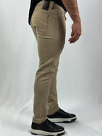 CALÇA SARJA TRADICIONAL MARROM URBO