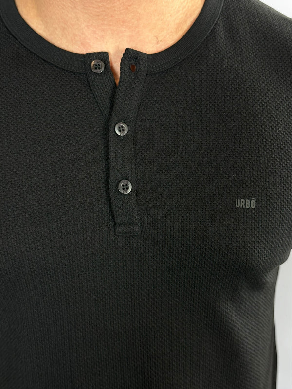 CAMISETA HENLEY TRICOT HERITAGE PRETA URBO