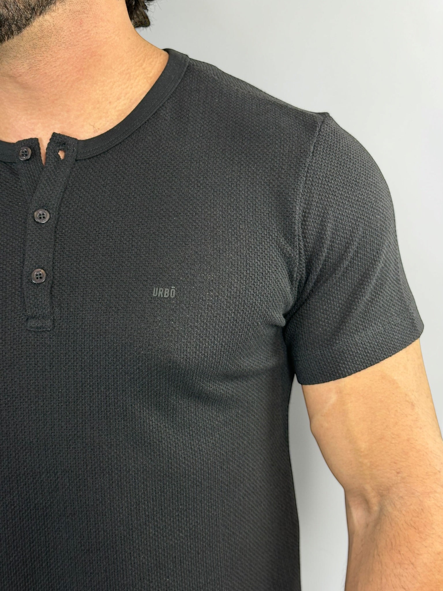 CAMISETA HENLEY TRICOT HERITAGE PRETA URBO